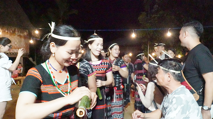 Người dân ở Ta Lang mời rượu du khách theo phong tục truyền thống